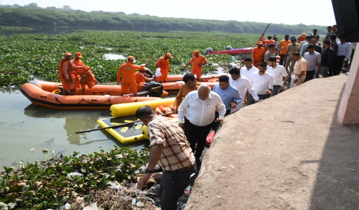 मोरबी में झूलता पुल टूटने का हादसाः एनडीआरएफ की रेस्क्यू टीम ने तेजी से शुरू किया राहत और बचाव का कार्य