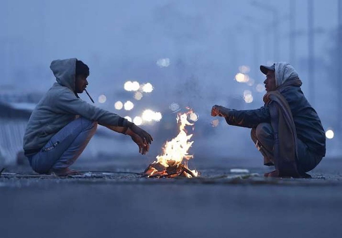 UP Weather Update: यूपी में सर्द हवाओं ने बढ़ाई ठिठुरन, कोहरे से हल्की राहत, जानें आज का वेदर अपडेट