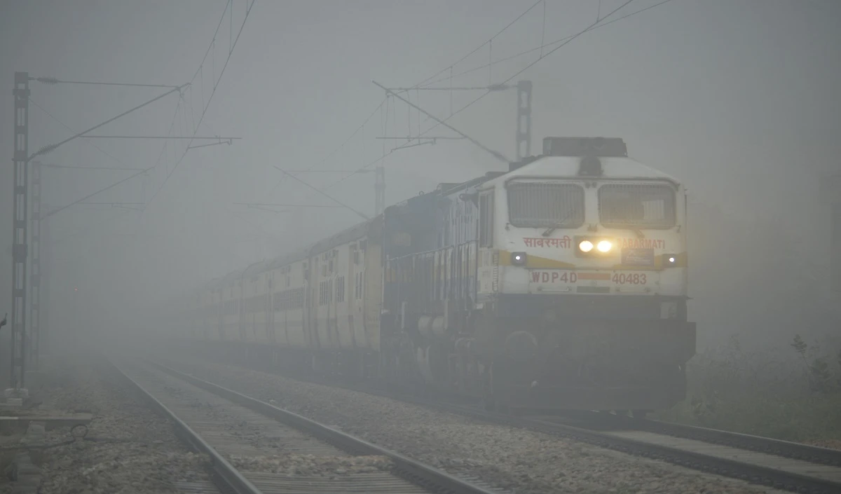 कोहरे और शीत लहर की चपेट में उत्तर भारत, ट्रेनों की आवाजाही पर पड़ रहा असर