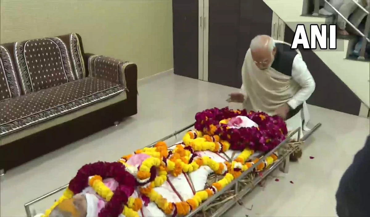 Uttar Pradesh: प्रधानमंत्री मोदी की मां के निधन पर सत्ता पक्ष, विपक्ष के नेताओं ने जताया शोक