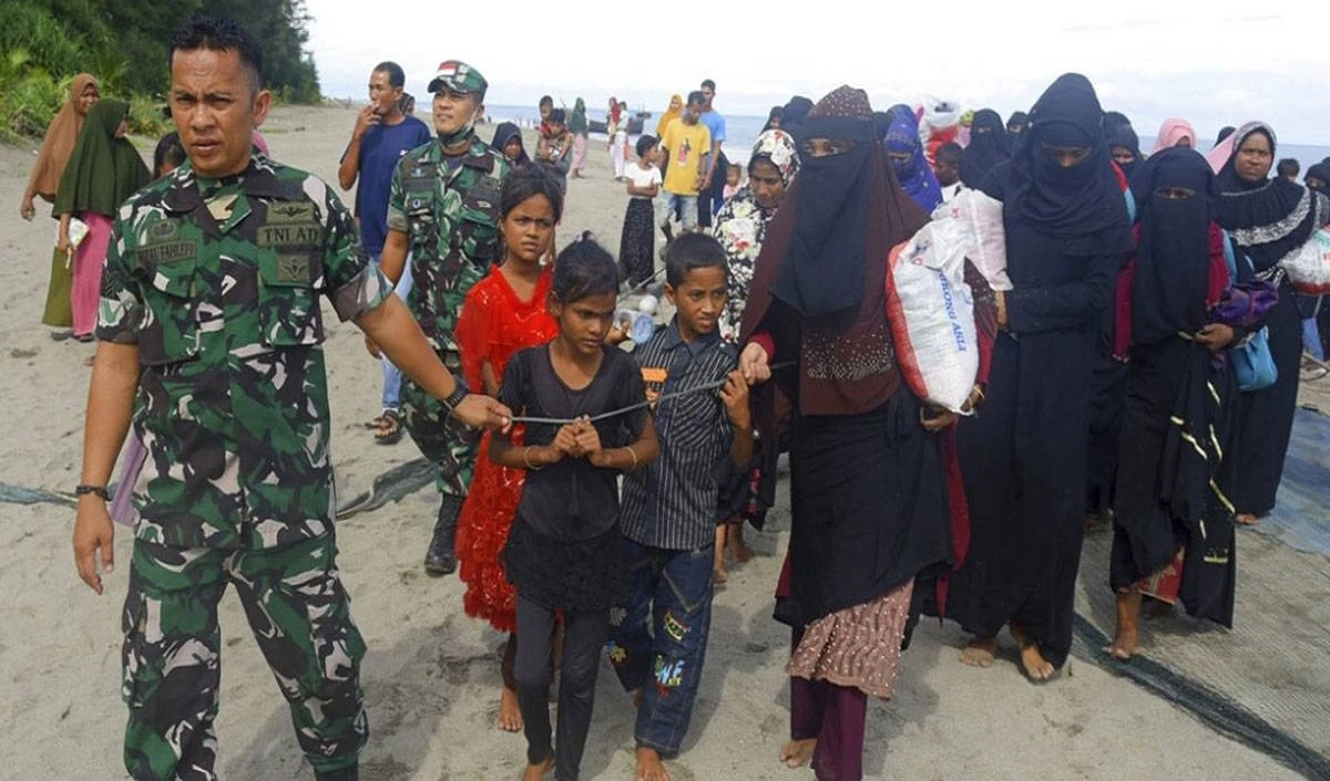 इंडोनेशिया के बंदा असेह में समुद्र तट पर पहुंचे 58 रोहिंग्या मुसलमान