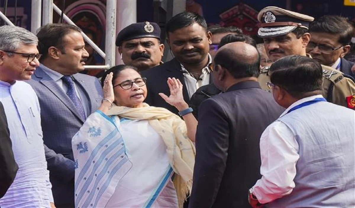 नारेबाजी से नाराज ममता बनर्जी ने रेलवे के कार्यक्रम में मंच पर बैठने से इनकार किया