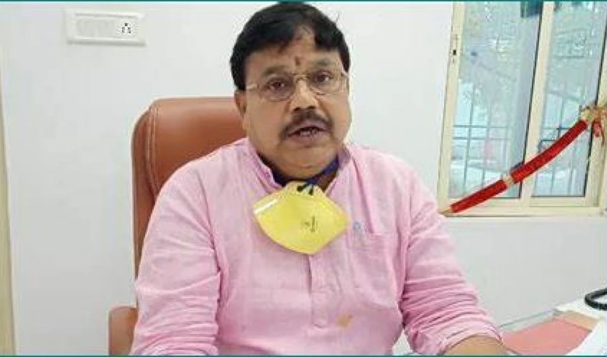 मध्य प्रदेश के ऊर्जा मंत्री तोमर ने 66 दिन बाद पहनी चप्पलें, सड़क की मरम्मत नहीं होने से थे नाराज