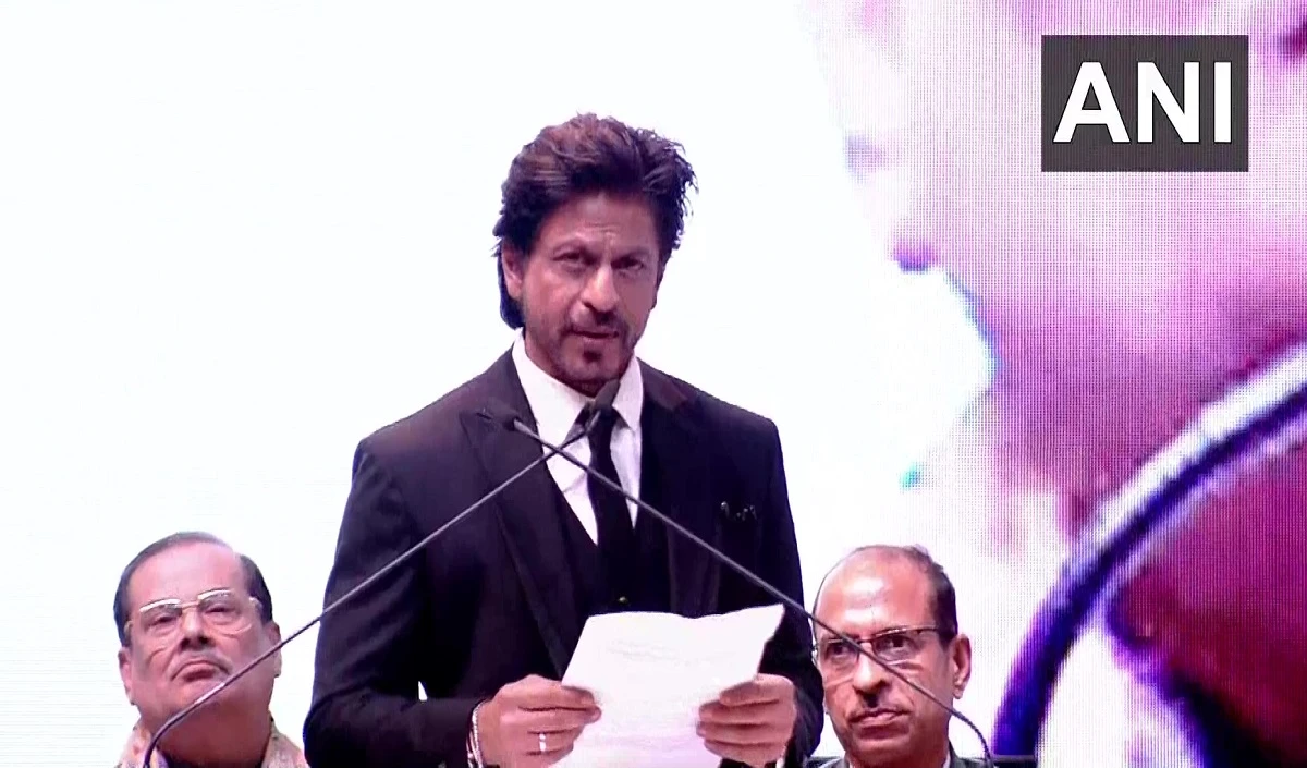 Kolkata Film Festival का हुआ आगाज, सितारों का लगा मेला, SRK बोले- दुनिया कुछ भी कर लें, पॉजिटिव रहने वाले लोग ‘जिंदा’ हैं