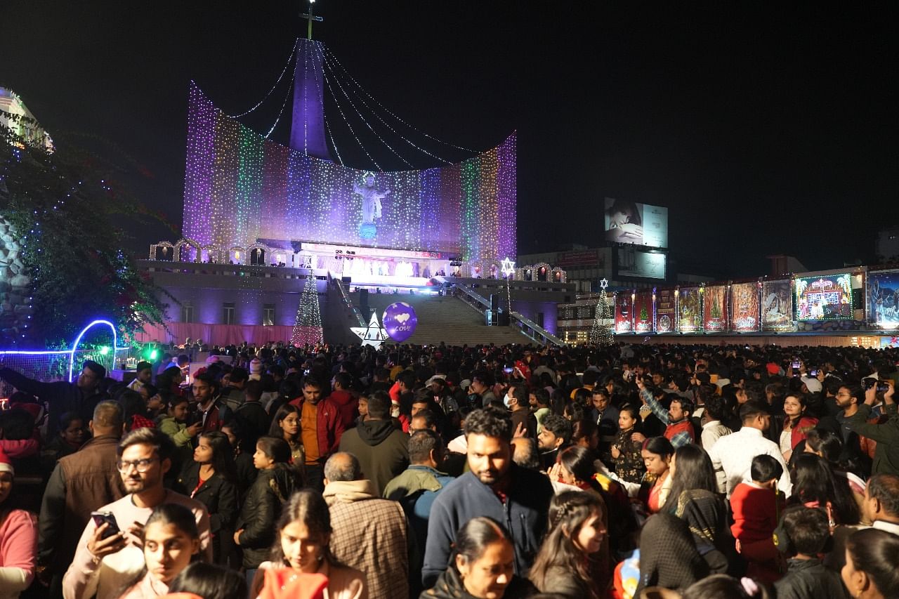 Merry Christmas 2022: लखनऊ में धूमधाम से मना क्रिसमस, जश्न में डूबा हजरतगंज, देखें PHOTOS