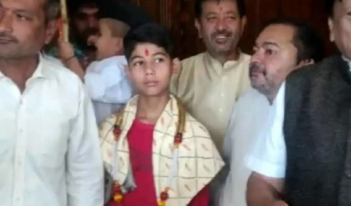 प्रधानमंत्री का सुरक्षा घेरा तोड़ने वाले लड़के ने कहा, Modi ‘भागवान की तरह’ हैं