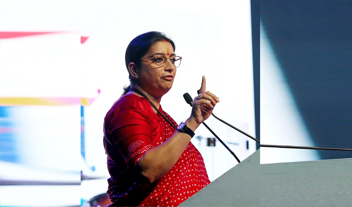 हज यात्रा को लेकर केंद्र सरकार ने लिया बड़ा फैसला, स्मृति ईरानी बोलीं- भारत में VIP कल्चर खत्म होने का संकेत
