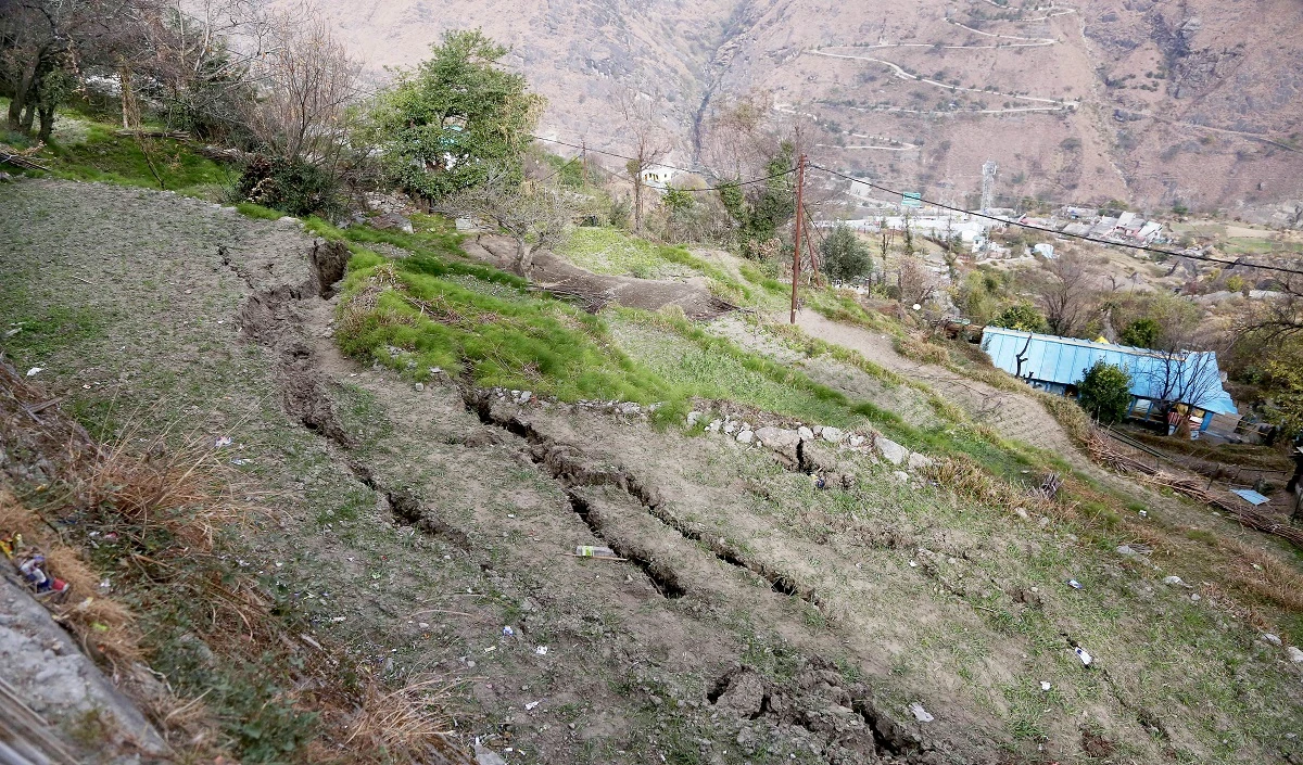 Badrinath National Highway पर दरारों से यात्रा को लेकर चिंता बढ़ी