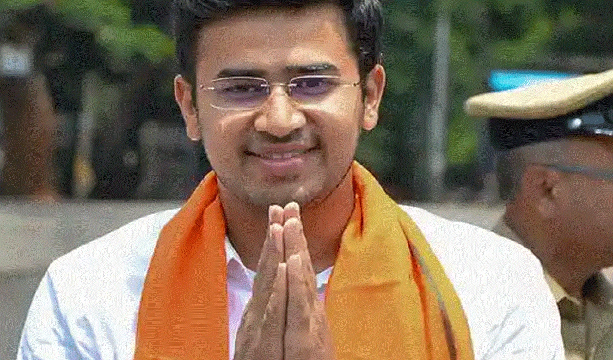 Tejashwi Surya के गलती से विमान का आपात दरवाजा खोलने की खबरों पर कांग्रेस ने निशाना साधा