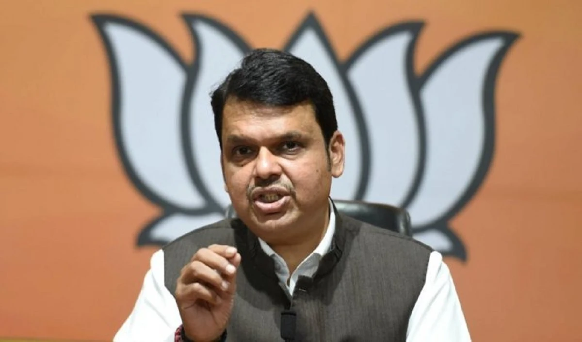 शिवसेना के दो गुटों में बंटने को लेकर Fadnavis ने Uddhav की खिल्ली उड़ाई
