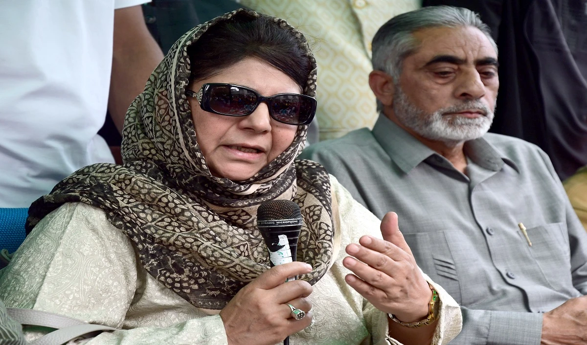 Mehbooba Mufti ने राजौरी के धांगरी गांव का किया दौरा
