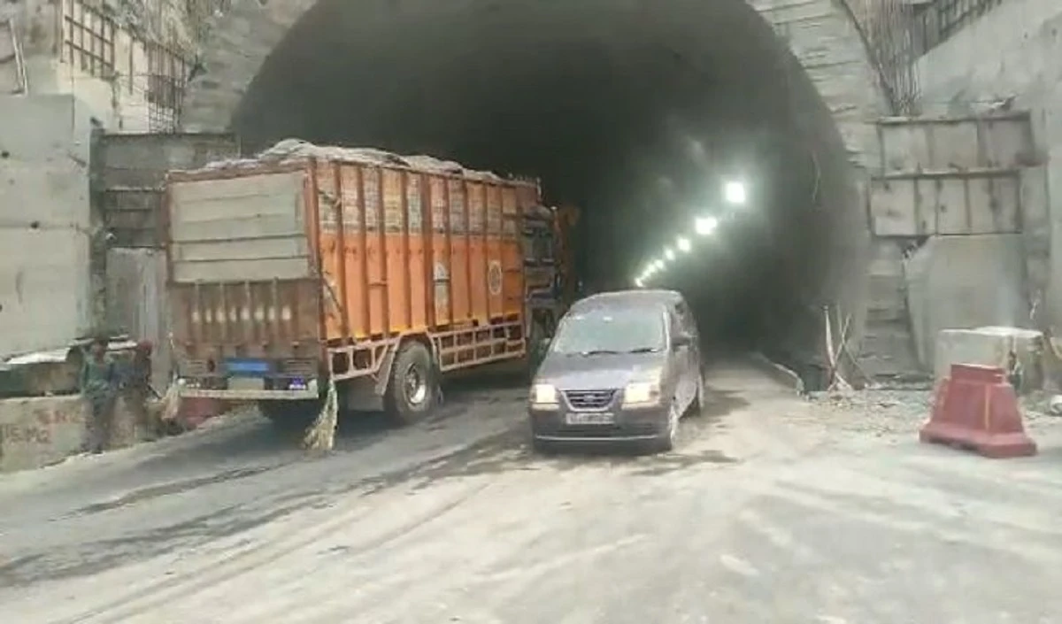 Jammu-Srinagar  राष्ट्रीय राजमार्ग पर T5 सुरंग वाहनों की आवाजाही के लिए खोली गयी