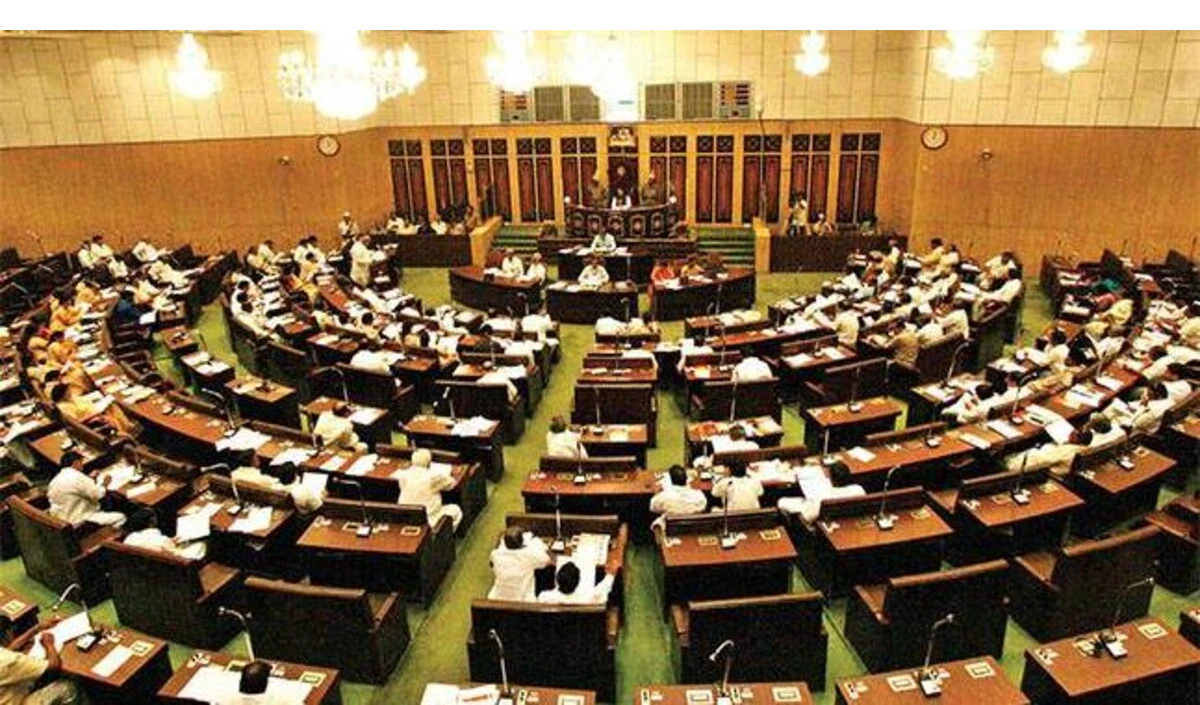 उत्तराखंड विधानसभा में हंगामा करने वाले 15 कांग्रेस विधायक निलंबित