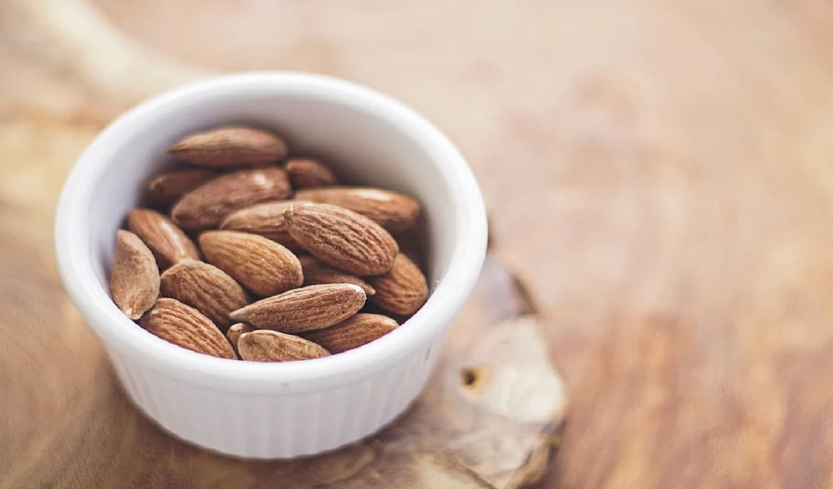 Diabetes Diet: खाने से बाद बढ़ता है ब्लड शुगर, तो 30 मिनट पहले करें बादाम का सेवन, कम होगी डायबिटीज