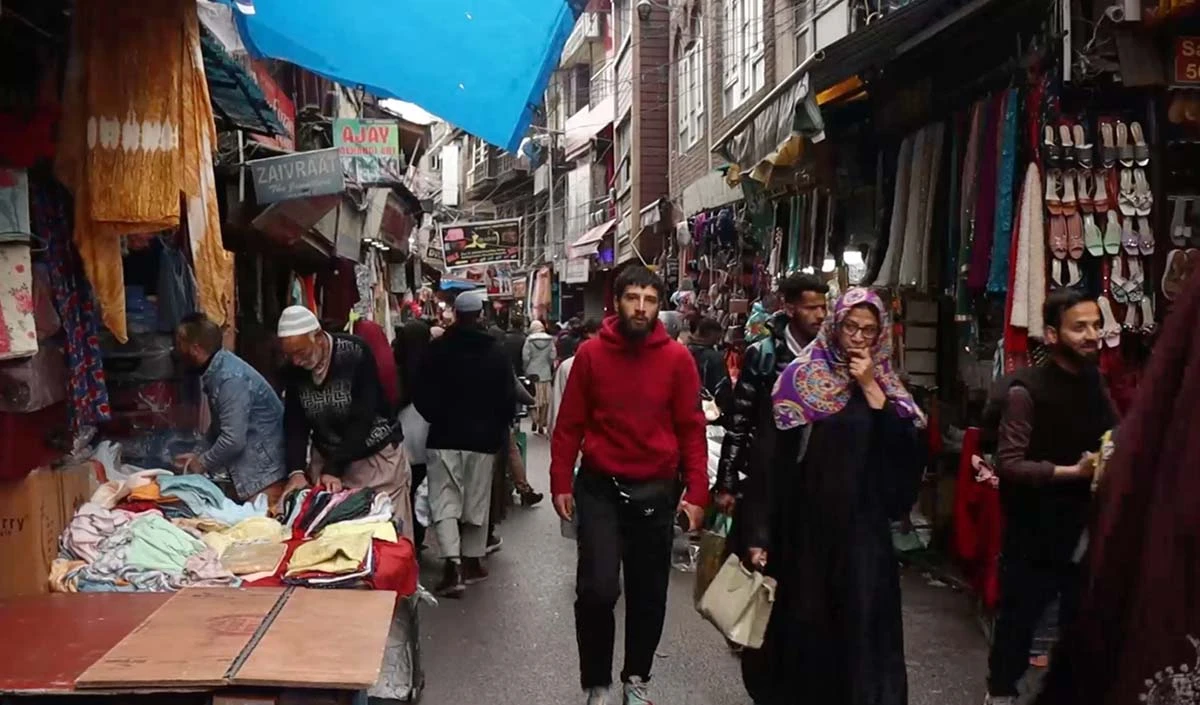 Eid-ul-Fitr 2023 पर Kashmir में दिख रहा है खूब उत्साह, बाजारों में उमड़ रही है खरीददारों की भीड़