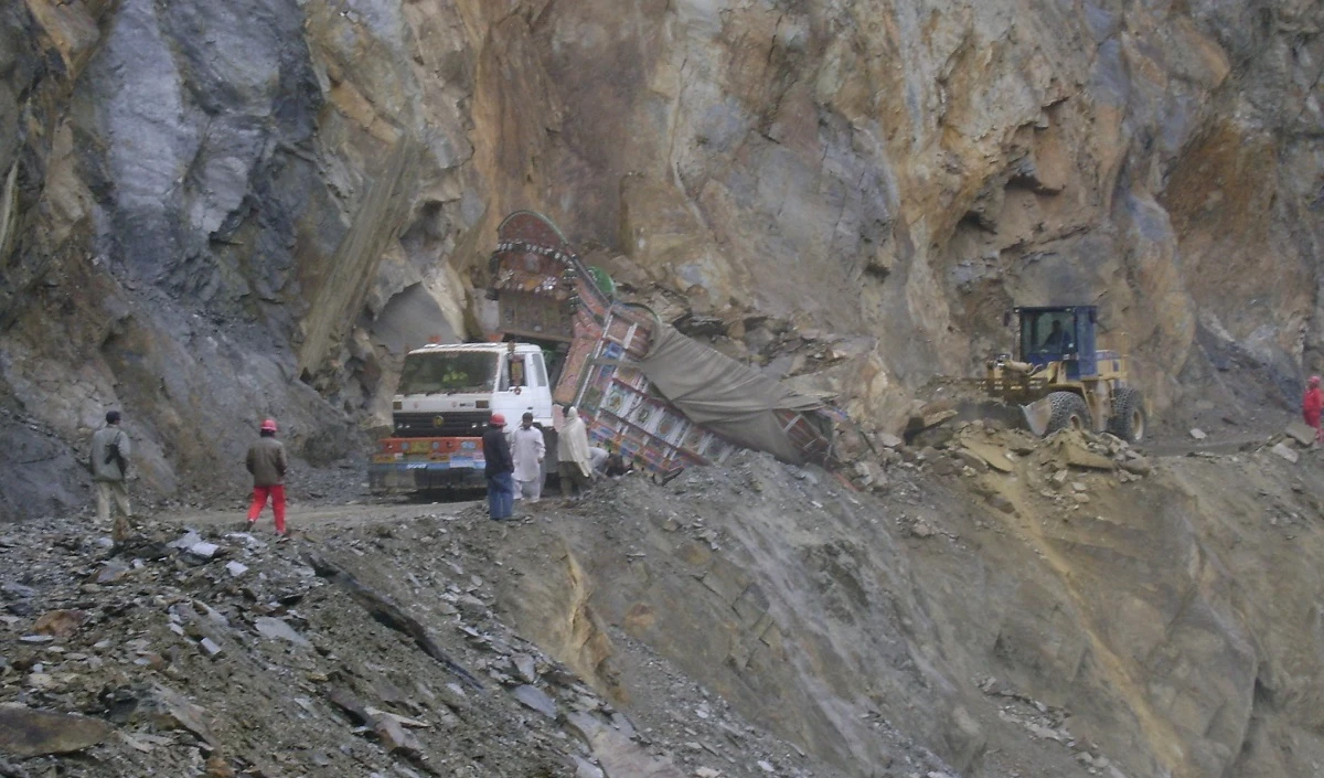 उत्तर पश्चिमी पाकिस्तान में भीषण भूस्खलन में कई ट्रक जमींदोज