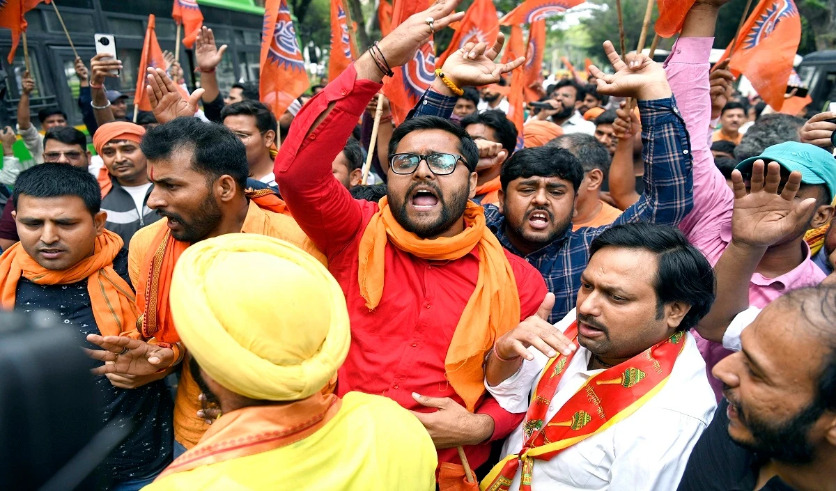 Karnataka Election 2023 । विहिप और बजरंग दल का बड़ा ऐलान, मतदान से एक दिन पहले पूरे देश में होगा हनुमान चालीसा का पाठ