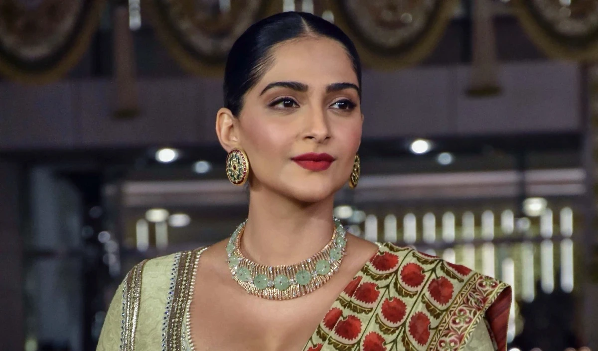 King Charles के Coronation में हिस्सा लेंगी बॉलीवुड अभिनेत्री Sonam Kapoor, रॉयल सेरेमनी में पहनेंगी ये खास ड्रेस