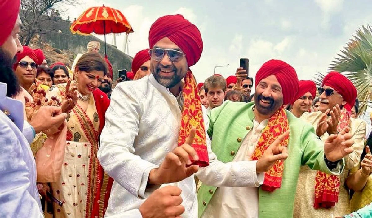 Karan Deol Wedding | करण की शादी में बड़े भाईयों के साथ अभय देओल ने किया भांगडा डांस, शेयर की तस्वीर