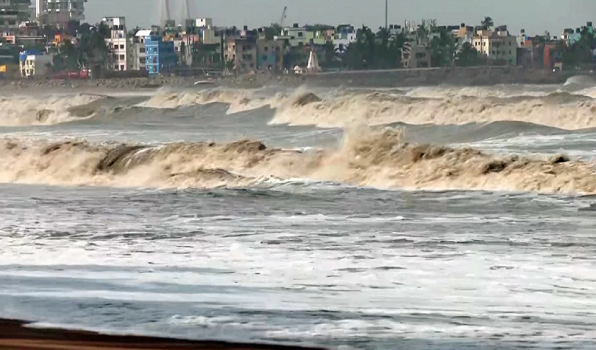 Cyclone Biparjoy: दिखने लगा असर, 21,000 लोगों को आश्रयस्थल भेजा गया, NDRF की टीमें तैनात, 69 ट्रेनें रद्द