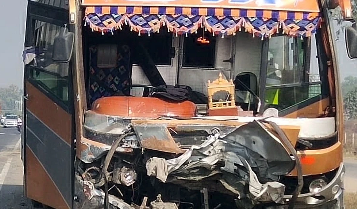 बालासोर से घायल यात्रियों को ले जा रही बस बंगाल में दुर्घटनाग्रस्त, राजमार्ग पर लगा जाम