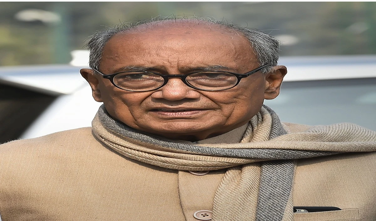 सागर में दलितों  के मकान गिराए जाने के विरोध में दिग्विजय धरने पर बैठे