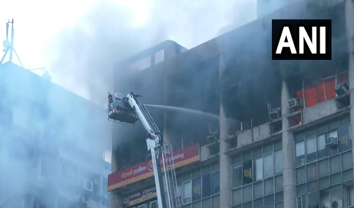 Delhi में बाराखंबा रोड पर DCM Building में लगी आग, दमकल की दस गाड़ियां घटनास्थल पर मौजूद