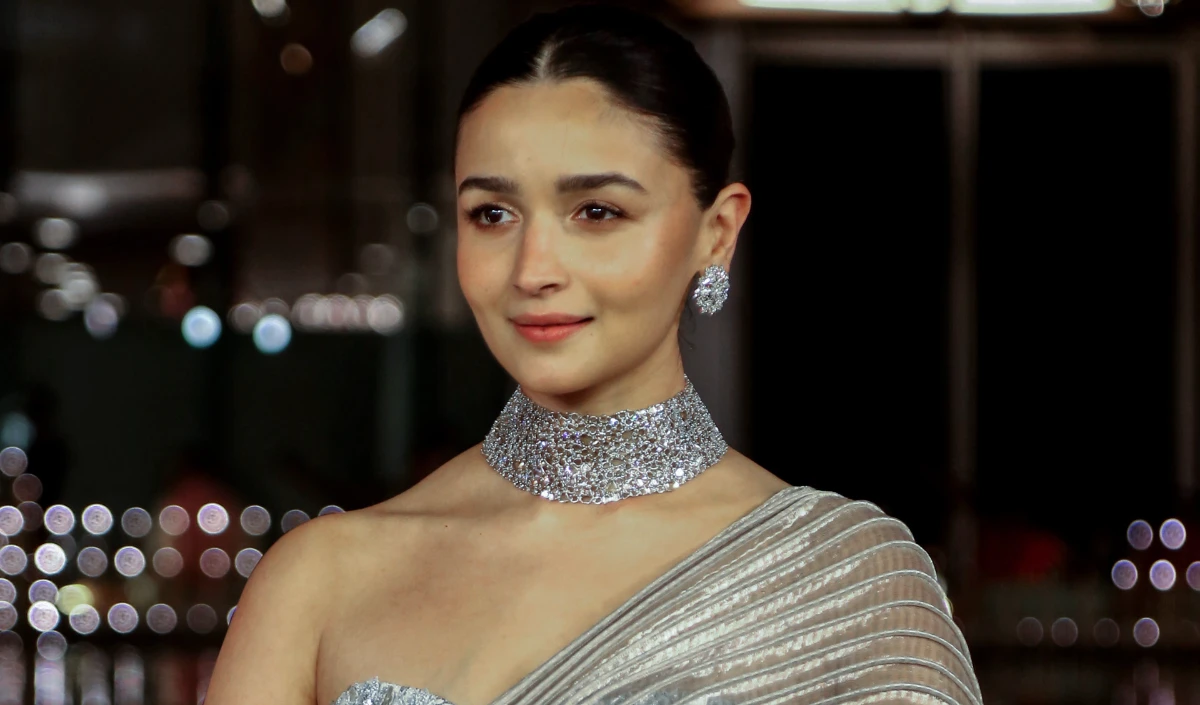 Bollywood Wrap Up | Alia Bhatt ने दीपिका पादुकोण के लुक को किया कॉपी, एक्ट्रेस जमकर हुई ट्रोल