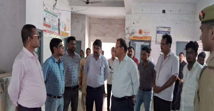 सामुदायिक स्वास्थ्य केंद्र का डीएम ने किया औचक निरीक्षण जिम्मेदार अधिकारियों को लगाई फटकार