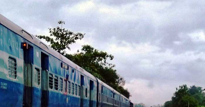 सूरत छपरा एक्सप्रेस में आग लगते ही मची अफरातफरी, चलती ट्रेन से कूदने लगे पैसेंजर