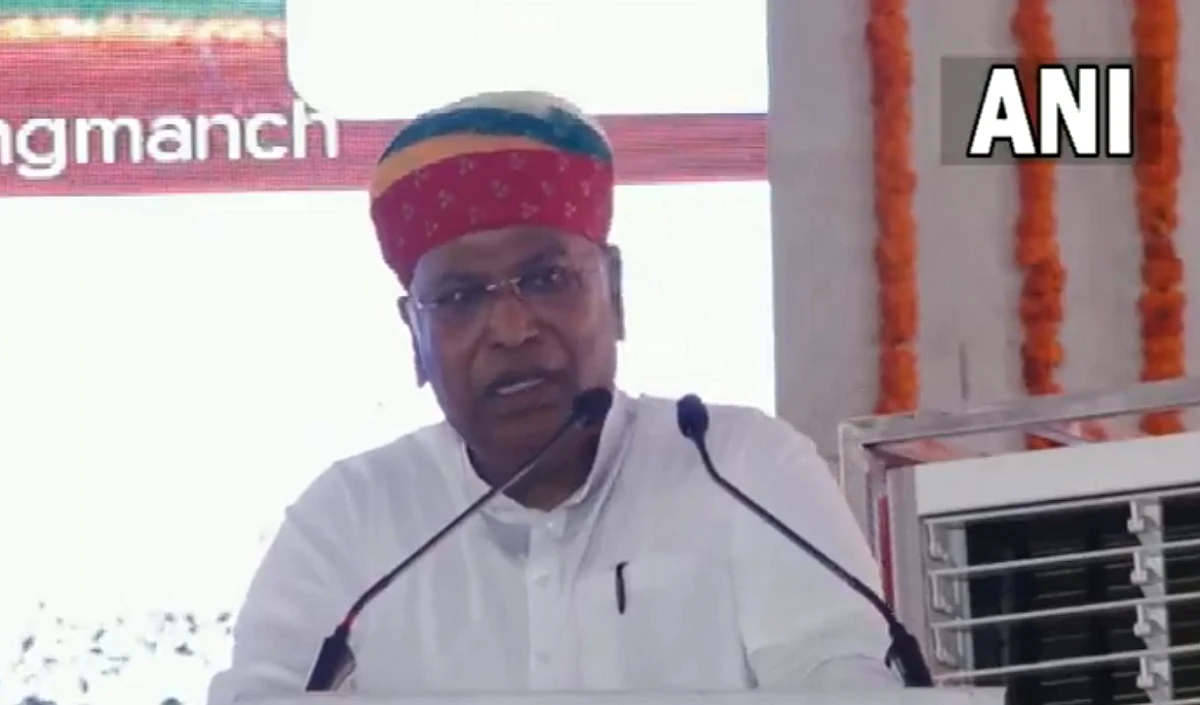 ‘पांच साल में 47% लोगों ने लौटाई जीवन बीमा पॉलिसी’ कांग्रेस बोली- ये मोदी सरकार में बेलगाम महंगाई और मुनाफाखोरी का नतीजा