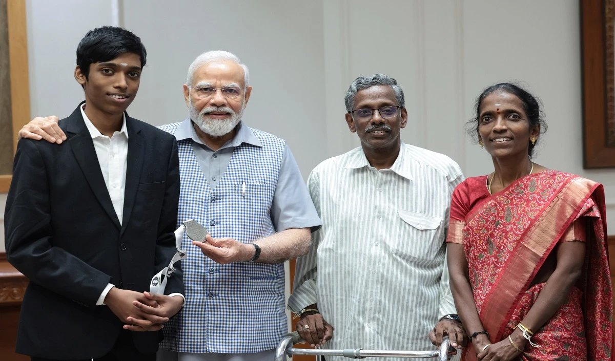 World Championship से लौटे शतरंज की युवा सनसनी Praggnananda, की PM Narendra Modi से मुलाकात