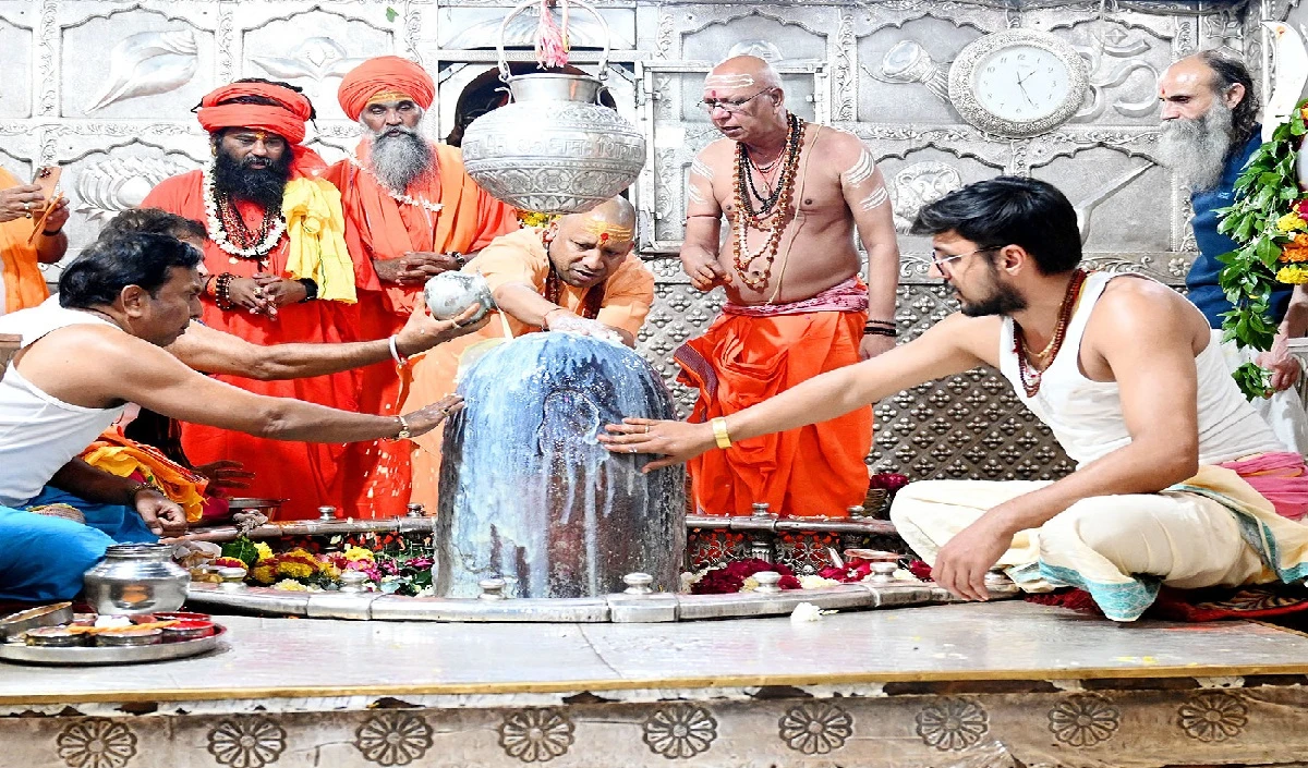बाबा महाकाल के दरबार पहुंचे CM Yogi Adityanath, विधि विधान से की पूजा