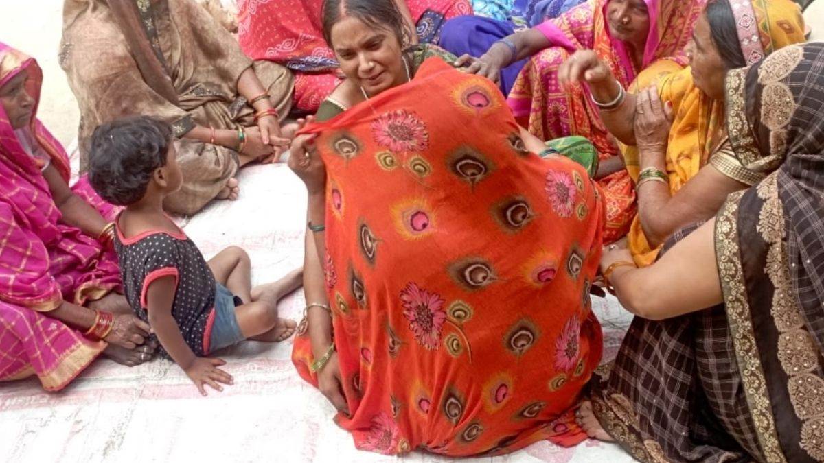Ballia: पिटाई से क्षुब्ध होकर बच्चों संग घर के बाहर बैठी पत्नी, कमरे में पति ने फांसी लगाकर दी जान