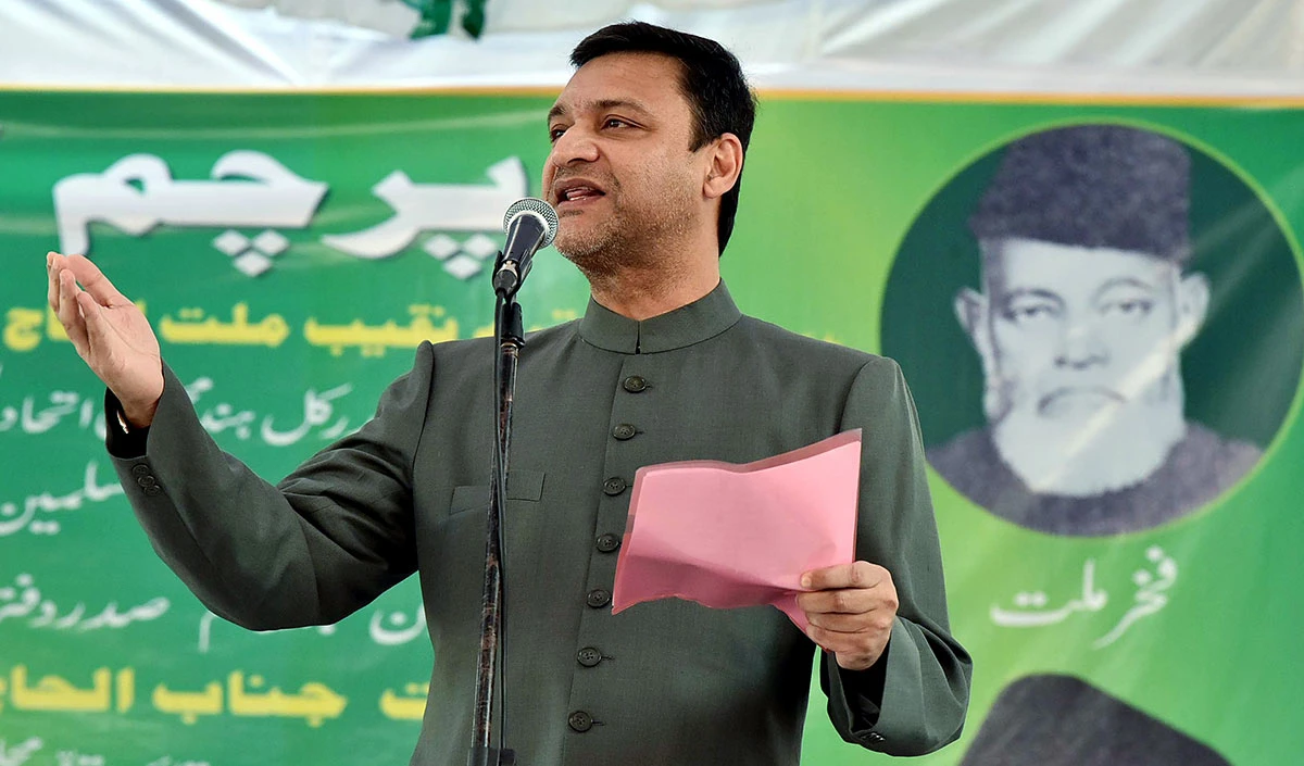 Akbaruddin Owaisi ने सरेआम पुलिस को धमकाया, Telangana BJP बोली- हम जीते तो ऐसी हरकत करने वालों के यहां चलेगा बुलडोजर