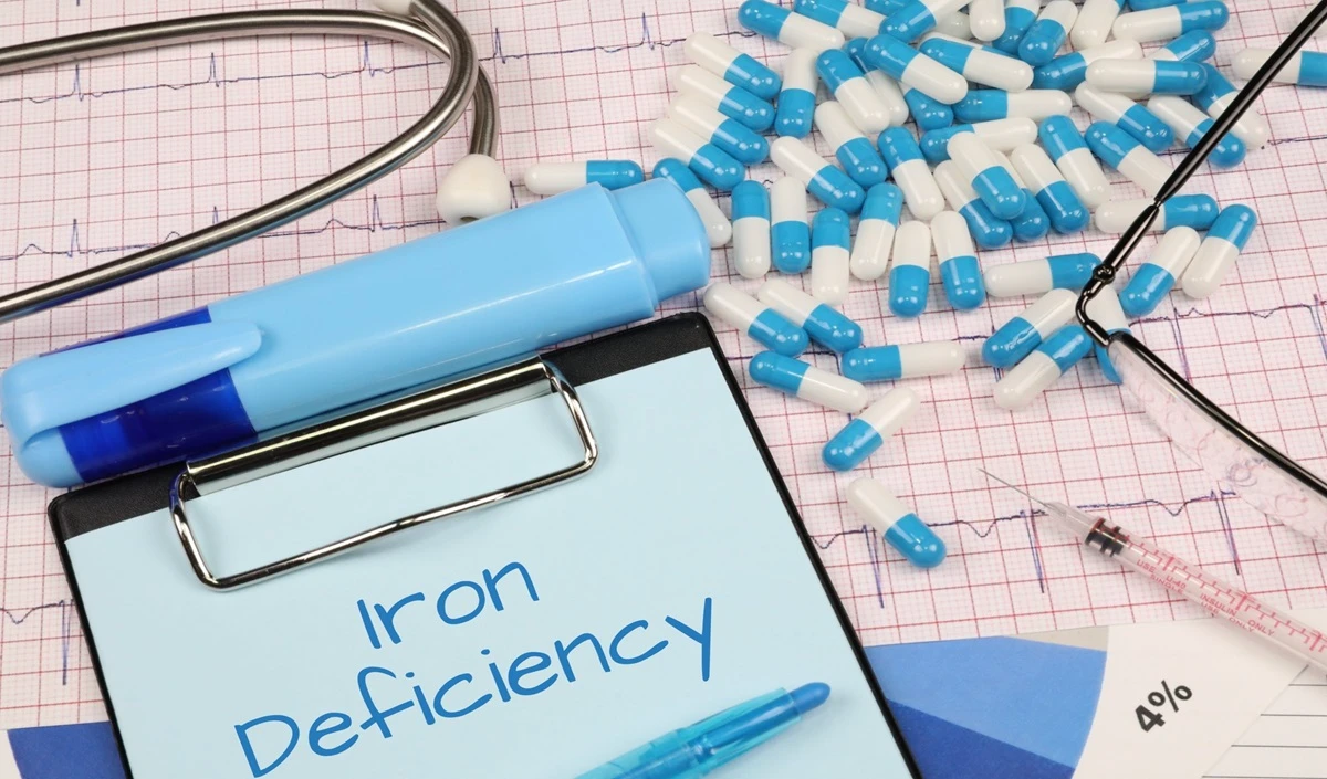 Iron Deficiency: शरीर में आयरन की कमी होने पर मिलते हैं ऐसे संकेत, डाइट में शामिल करें ये फूड्स