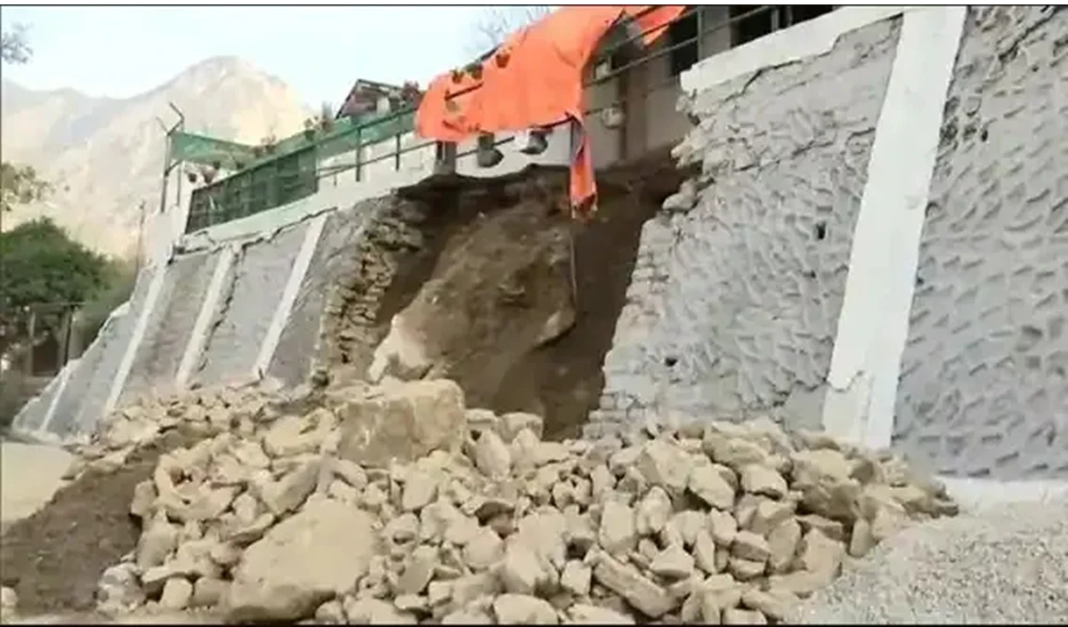 अमेरिका के सुदूरवर्ती अलास्का में भूस्खलन में मरने वालों की संख्या बढ़कर तीन हुई, कई लापता