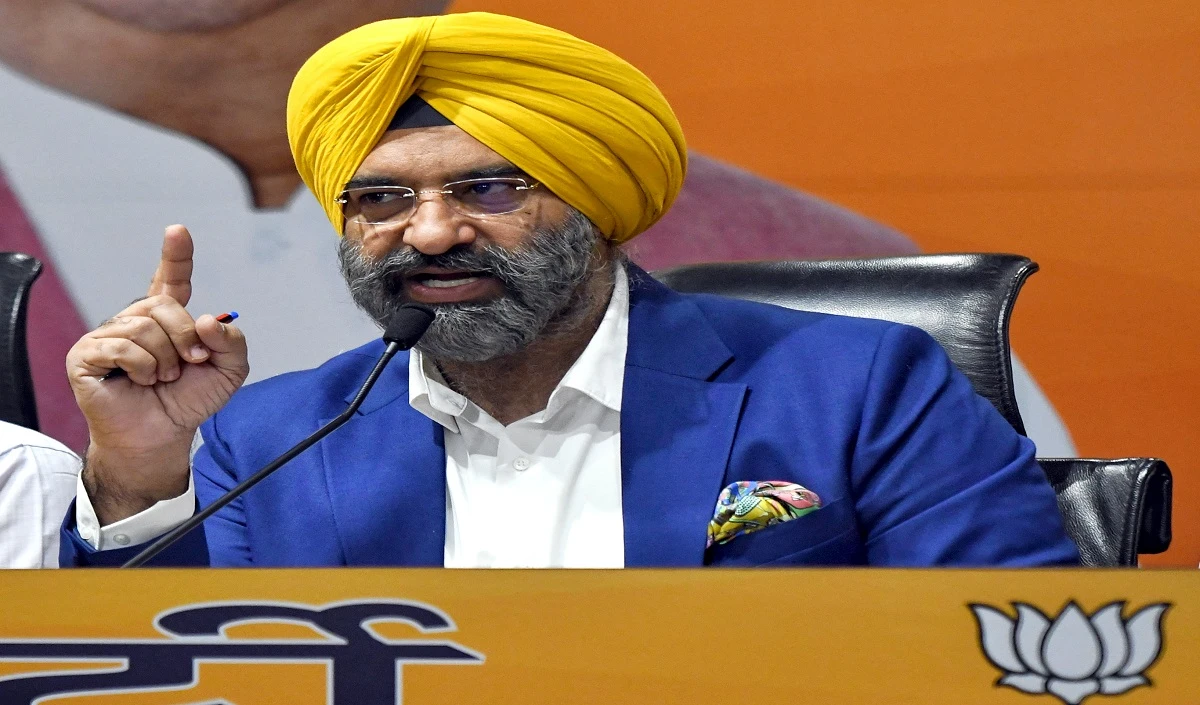 Delhi: BJP का दावा, अपनी पत्नी को CM बनाना चाहते हैं केजरीवाल, विधायकों को मनाने की हुई कोशिश