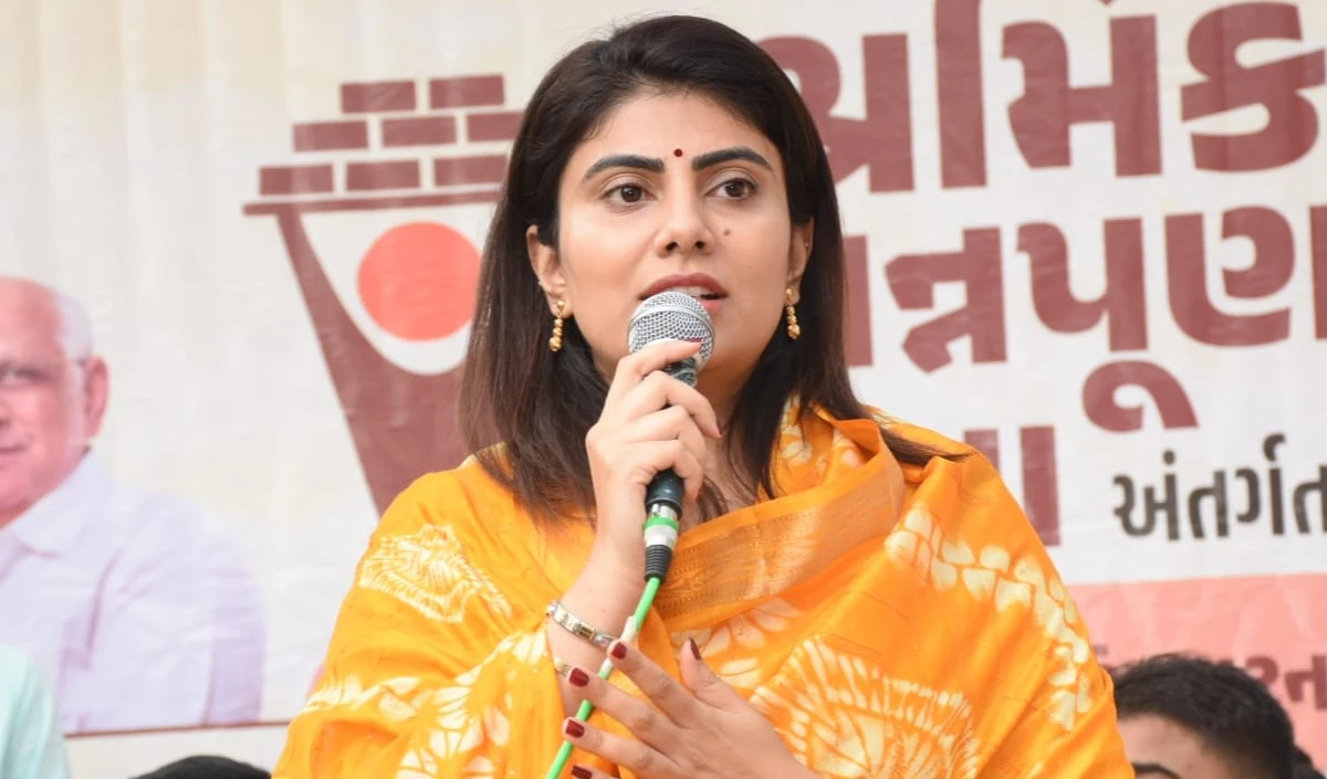 विश्वकप में भारत की हार के बाद क्रिकेटर Ravindra Jadeja की पत्नी का आया बयान, कहा-पीएम मोदी का टीम इंडिया के ड्रेसिंग में जाना…