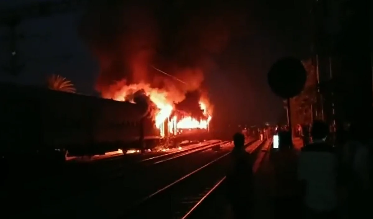 Train Accident: नई दिल्ली-दरभंगा एक्सप्रेस में भीषण आग, S-1 कोच पूरी तरह जला, यात्रियों ने कूदकर बचाई जान