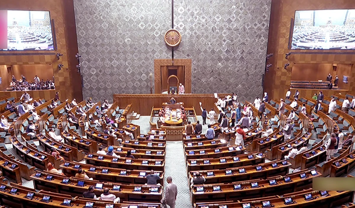 Parliament Winter Session Update| राज्यसभा और लोकसभा से विपक्ष के 78 सांसद हुए सस्पेंड, संसद ने डाकघर विधेयक को मंजूरी दी