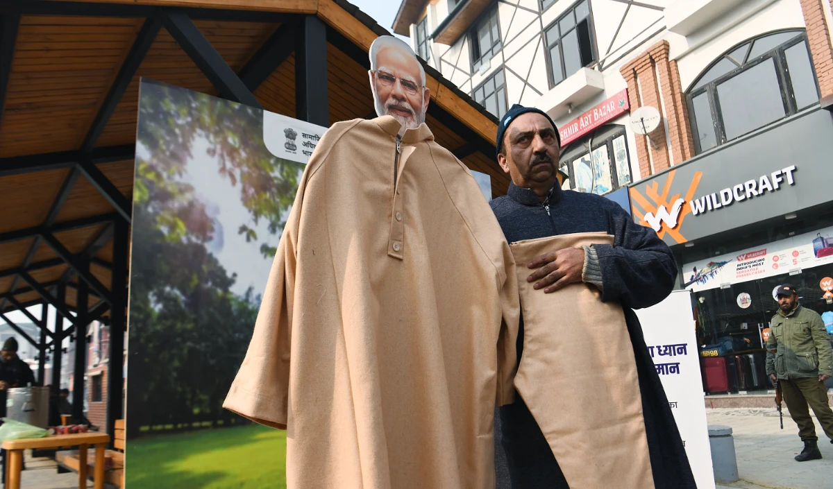 Jammu-Kashmir: सर्दियों में वरदान है Pheran, वर्षों से कश्मीर की सांस्कृतिक धरोहर का है प्रतीक