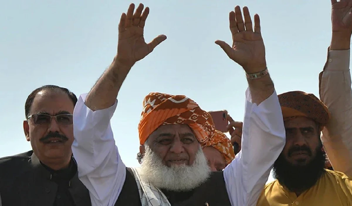 Pakistan Convoy Attacked: चुनाव से पहले पाकिस्तान में नेताओं पर शुरू हो गया अटैक, मौलाना फजलुर रहमान के काफिले पर जानलेवा हमला!