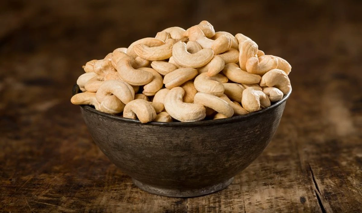 Soaked Kaju Benefits: सर्दियों में सेहत को दोगुना लाभ पहुंचाएंगे भीगे हुए काजू, मिलेंगे ढेर सारे फायदे