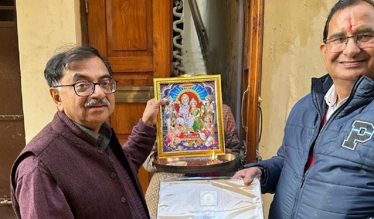 पांचजन्य के पूर्व संपादक तरुण विजय को अयोध्या आमंत्रण प्रदान