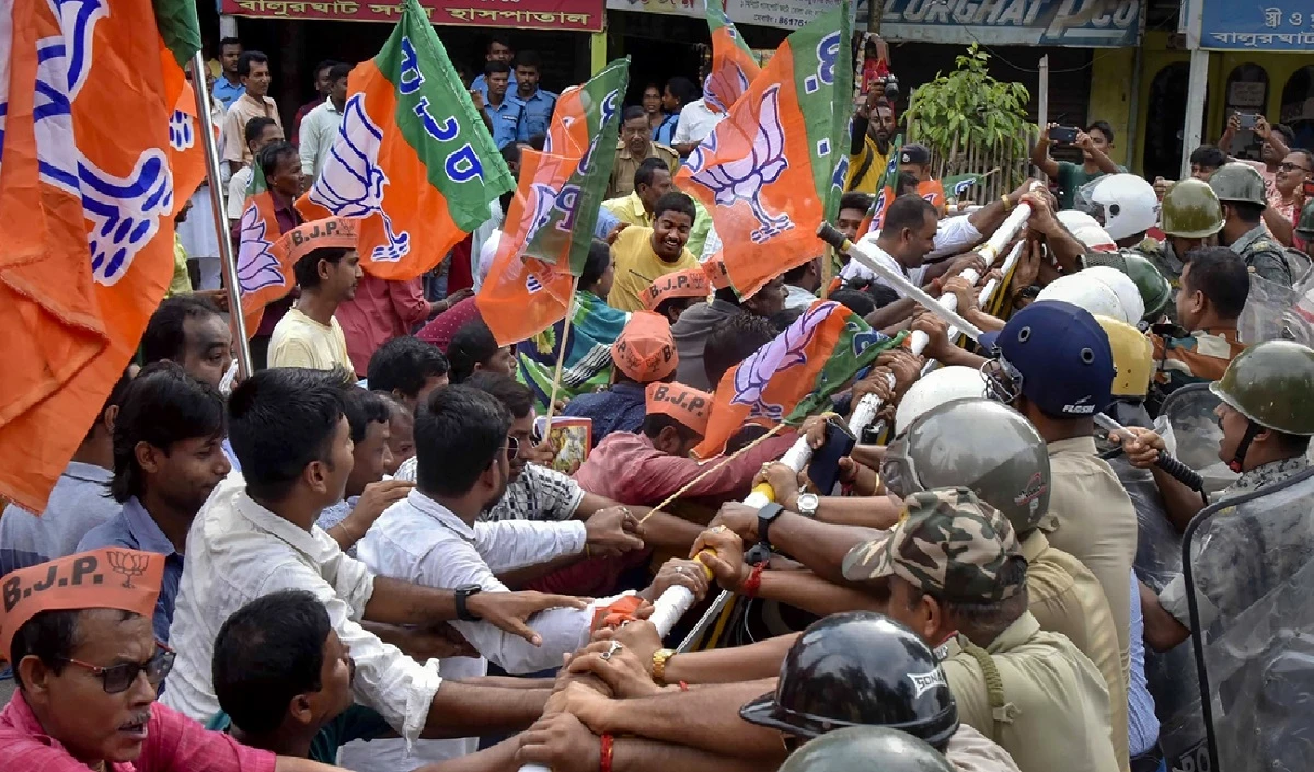 बंगाल विधानसभा में बीजेपी विधायकों का विरोध प्रदर्शन, स्पीकर ने खारिज किया था स्थगन प्रस्ताव