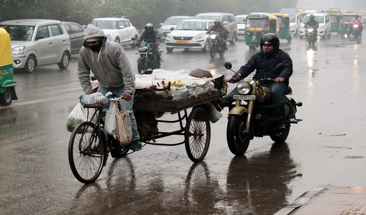 Uttarakhand के उंचाई वाले क्षेत्रों में हिमपात, निचले इलाकों में बारिश ने बढ़ाई ठंड