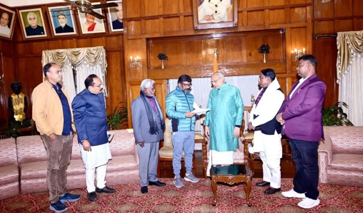 झारखंड के मुख्यमंत्री पद से हेमंत सोरेन ने दिया इस्तीफा, चंपई सोरेन चुने गए विधायक दल के नेता