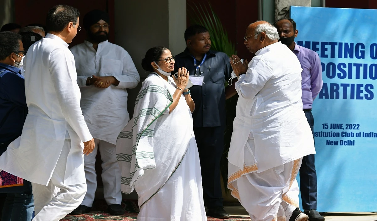 West Bengal: कांग्रेस के लिए ममता ने खोले बंद दरवाजे! सीटों के बंटवारे को लेकर हो रहा मंथन