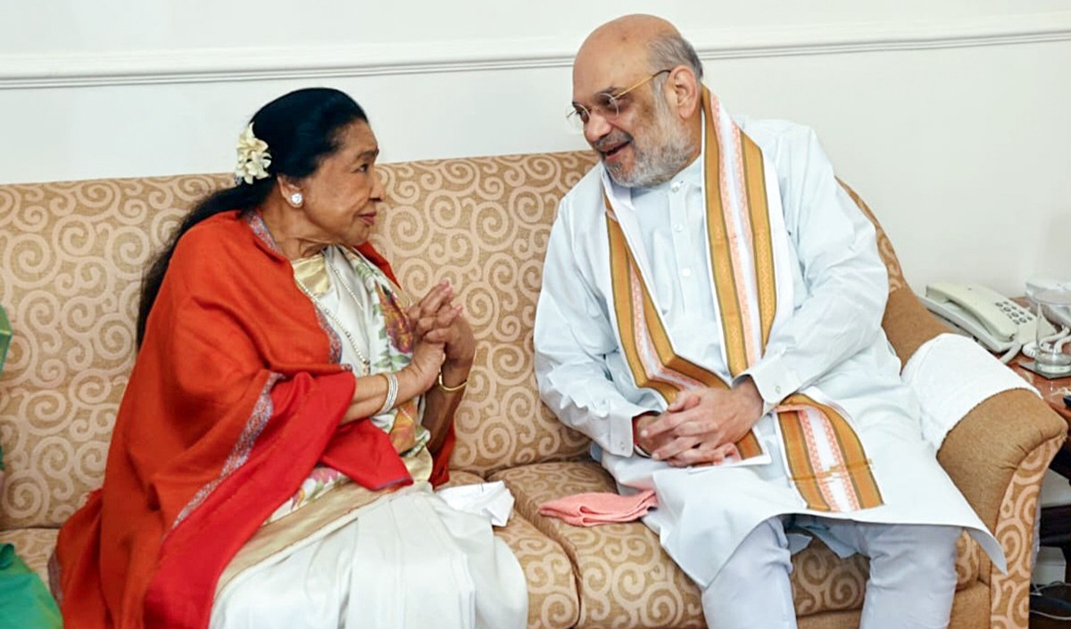 Amit Shah से मिलकर भावुक हुई दिग्गज गायिका Asha Bhosle, इस खास मौके पर सुनाया ‘अभी ना जाओ छोड़ कर’ गाना